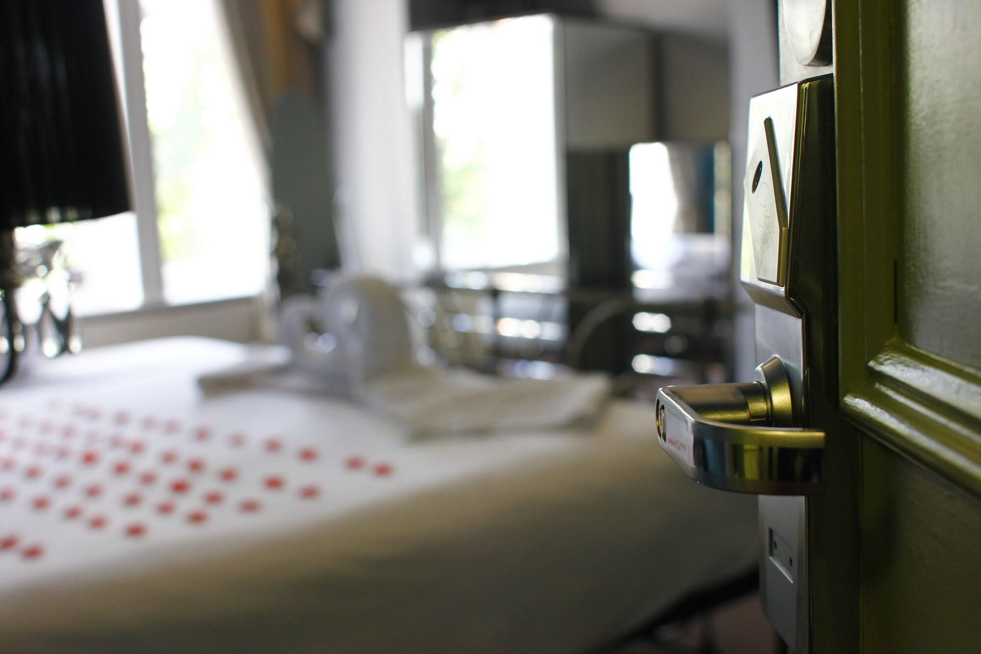 The Victoria Hotel Manchester By Compass Hospitality Oldham Exteriör bild
